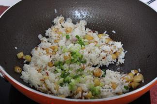 放入葱白、盐翻炒至听到米饭巴拉巴拉香；