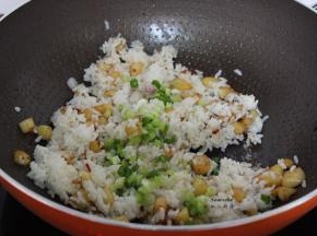 放入葱白、盐翻炒至听到米饭巴拉巴拉香；