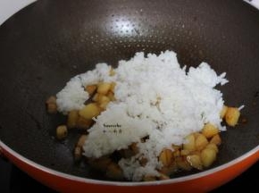 加入蒸熟的米饭翻炒；