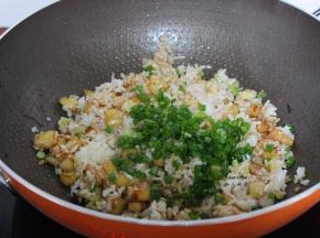 放酱油、葱末炒均即可