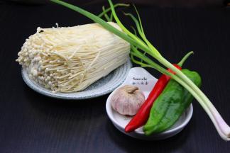 准备食材：金针菇、红辣椒、青辣椒、大蒜、香葱等食材；