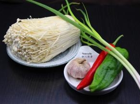 准备食材：金针菇、红辣椒、青辣椒、大蒜、香葱等食材；