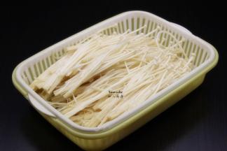金针菇去头，撕成一根一根，洗净；