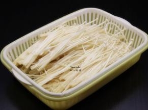 金针菇去头，撕成一根一根，洗净；