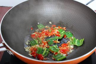 热锅、倒油，放入蒜末、红辣椒、青辣椒、煸香，倒入陈醋、香油、盐煮沸；