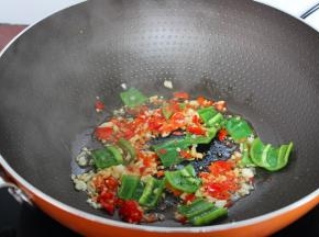 热锅、倒油，放入蒜末、红辣椒、青辣椒、煸香，倒入陈醋、香油、盐煮沸；