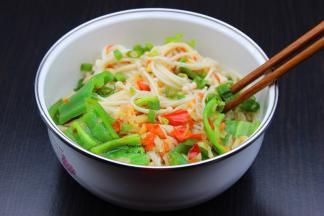 乘热，把调料倒入金针菇上，加入香葱，拌均即可。