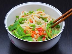 乘热，把调料倒入金针菇上，加入香葱，拌均即可。