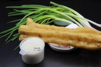 准备食材：大米、油条、葱等；