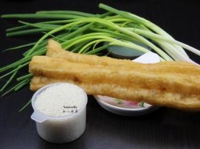 准备食材：大米、油条、葱等；