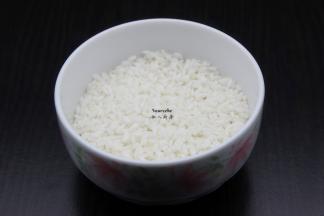 大米洗净，浸泡30分钟，捞出，滤干水，放盐油，拌均腌制5分钟；