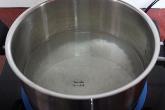 把腌制好的大米倒入锅中，加入适量的清水；