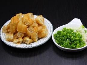 利用熬粥的时间，把油条切断、葱切好；