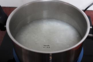 水煮沸之后改为小火慢慢熬30分钟；