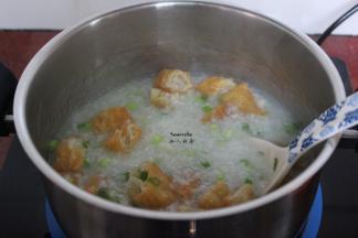 放入油条、葱末，关火搅拌均即可。