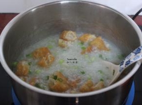 放入油条、葱末，关火搅拌均即可。
