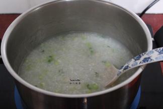 熬好的粥，放入葱白拌均、熬煮1分钟；