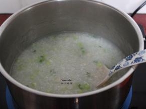熬好的粥，放入葱白拌均、熬煮1分钟；