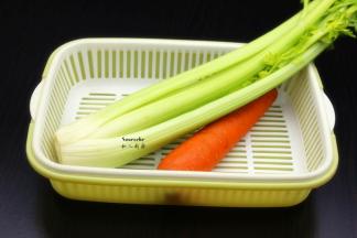 准备新鲜西芹、胡萝卜；