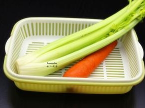 准备新鲜西芹、胡萝卜；