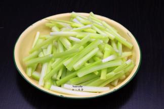 西芹洗净，切丝；