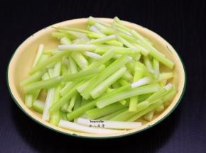 西芹洗净，切丝；