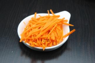 胡萝卜洗净去皮切丝；