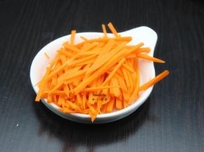 胡萝卜洗净去皮切丝；