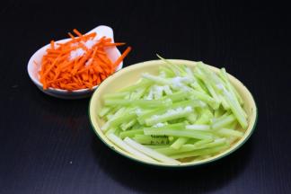 西芹丝、胡萝卜丝，分别用盐腌制5分钟；