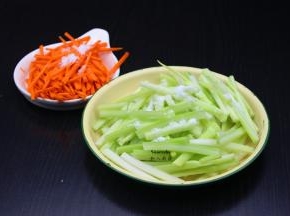 西芹丝、胡萝卜丝，分别用盐腌制5分钟；