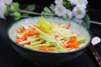 西芹丝、胡萝卜丝去盐水，放入蒜末、橄榄油、香油、白醋、拌均；