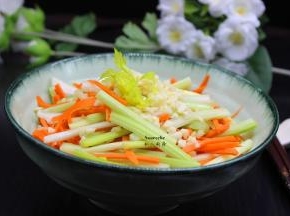 西芹丝、胡萝卜丝去盐水，放入蒜末、橄榄油、香油、白醋、拌均；
