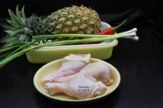 准备食材：菠萝、鸡腿、红辣椒、蒜、姜等食材；