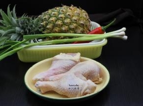 准备食材：菠萝、鸡腿、红辣椒、蒜、姜等食材；