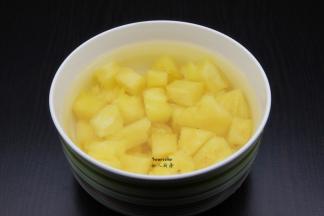 菠萝去皮，切小块，并用盐水浸泡10分钟；