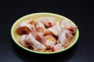 鸡腿继续，切块；