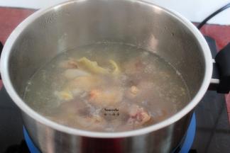 清水煮沸，放入鸡腿汆汤，捞出；