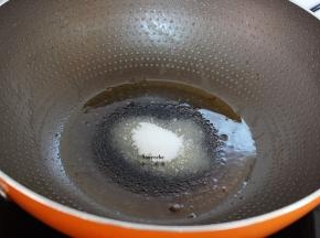 锅中留少许油，放入白砂糖煸炒出糖色；