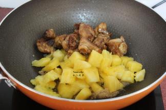 放入菠萝块，炒的鸡腿，翻炒；