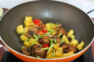 加入红辣椒、蒜、盐，炒均收汁即可。