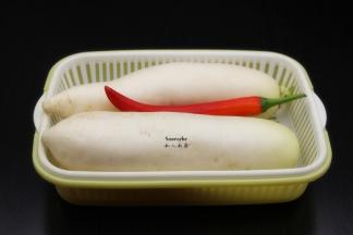 准备白萝卜、红辣椒、白醋、冰糖、盐等食材。
