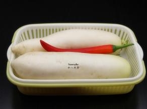 准备白萝卜、红辣椒、白醋、冰糖、盐等食材。