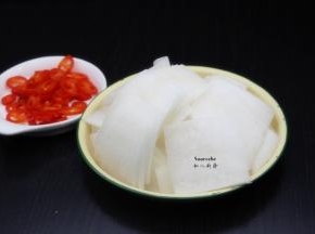 白萝卜去皮，切片，红辣椒洗净切好；PS：喜欢吃萝卜皮的可以不去皮。