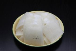 切好萝卜，放盐腌制至萝卜变软；