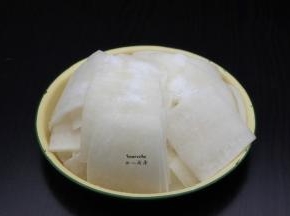 切好萝卜，放盐腌制至萝卜变软；