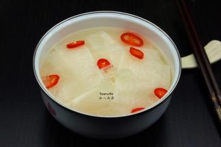 捞出滤干去盐水，把白萝卜放入陶瓷盆中，放冰糖，最后放白醋，白醋的用量要盖过白萝卜；