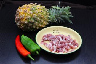 准备食材：菠萝、猪肉红辣椒、青辣椒、蒜、姜等食材；
