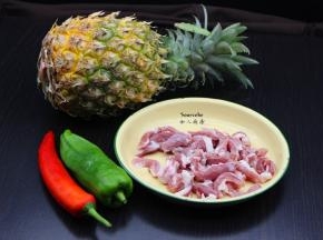 准备食材：菠萝、猪肉红辣椒、青辣椒、蒜、姜等食材；