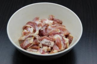 猪肉洗净切片，放盐、料酒、酱油、生粉腌制15分钟；