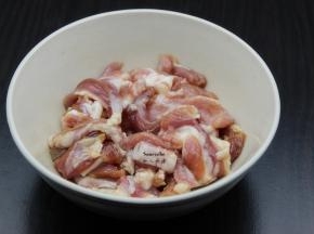 猪肉洗净切片，放盐、料酒、酱油、生粉腌制15分钟；